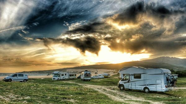 Am Surferstrand bei Tarifa stehen unzählige Wohnmobile - die idealen Gefährte für die coole Szene.