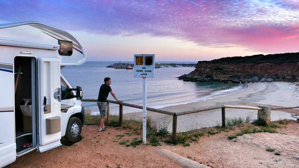 Wohnmobilstellplatz auf der Klippe über einem Strand in Westandalusien.