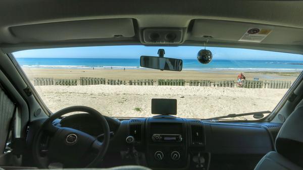 Wohnmobilstellplatz direkt am Strand in Westandalusien.