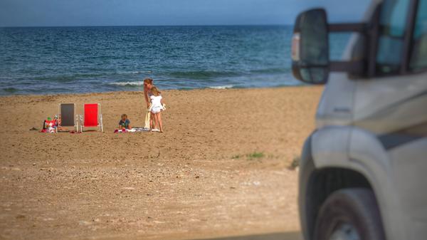 Wohnmobilstellplatz direkt am Strand in Andalusien.