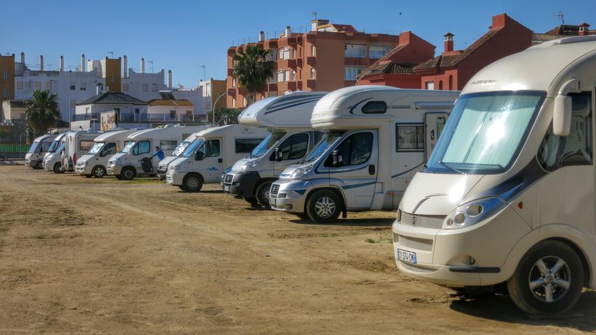 Auf diesem Stellplatz am Atlantik stehen viele Ruheständler teils wochenlang mit ihren Campingfahrzeugen - völlig kostenlos.