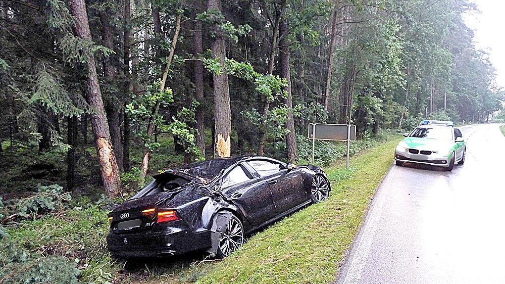 Audi A7 gegen den Baum gesetzt