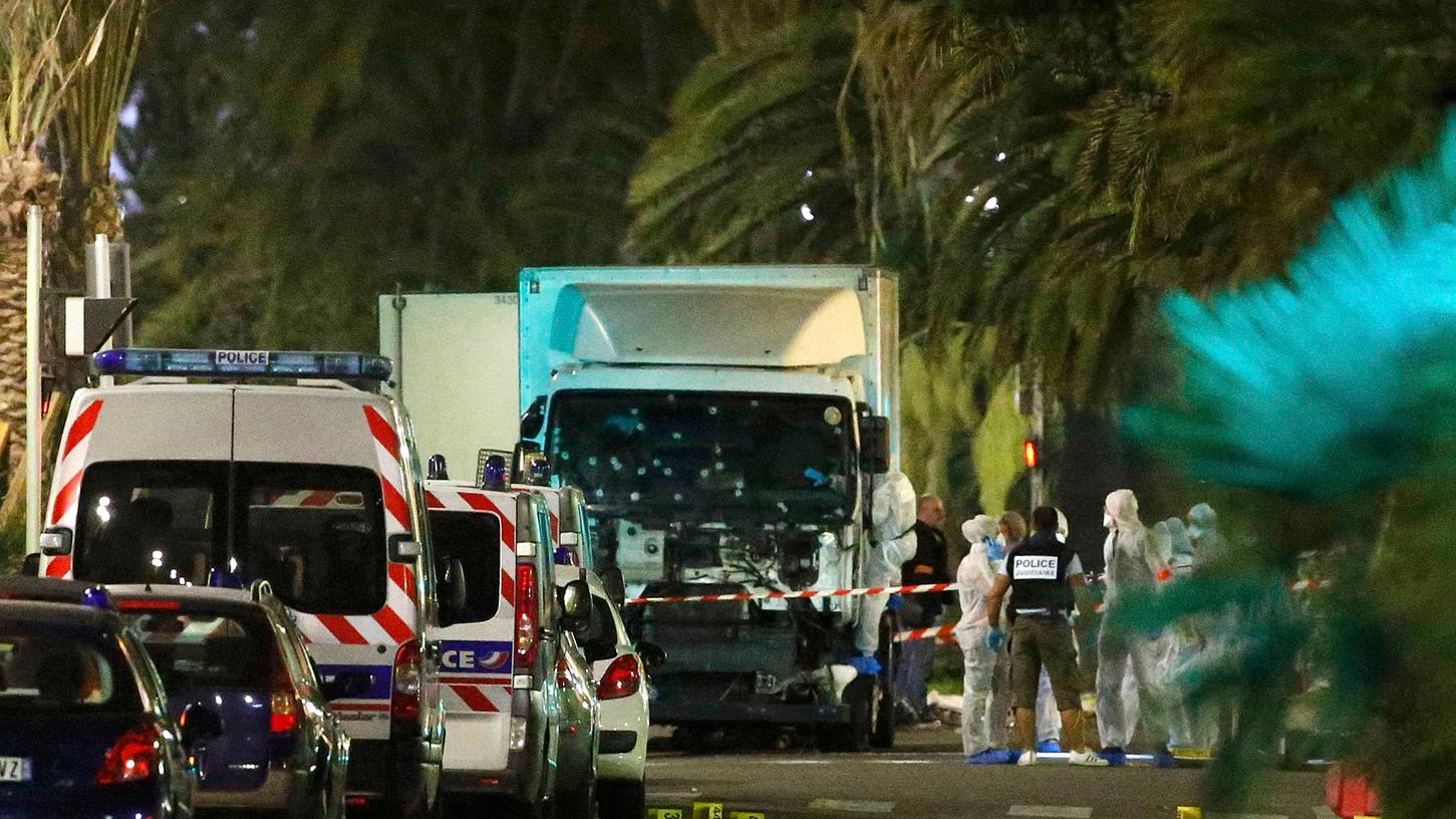 Zahlreiche Einschusslöcher weist der Lkw auf, der in Nizza in eine Menschenmenge raste. Er riss Dutzende Menschen in den Tod.