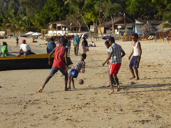 Auch wenn das Land zu klein ist, um bei einem großen Turnier mitzuspielen: Die Menschen sind absolut Fußballbegeistert, gespielt wird überall. Auch wenn das Land zu klein ist, um bei einem großen Turnier mitzuspielen: Die Menschen sind absolut Fußballbegeistert, gespielt wird überall.