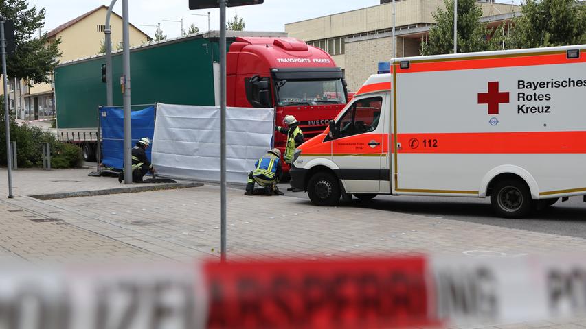Eine Frau wollte am Freitagmittag die Hauptstraße in Stein auf Höhe des Rathauses überqueren und wurde dabei von einem Lkw erfasst. Sie starb noch vor Ort an ihren Verletzungen.
