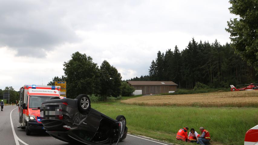 Hyundai überschlägt sich bei Verkehrsunfall in Pleinfeld