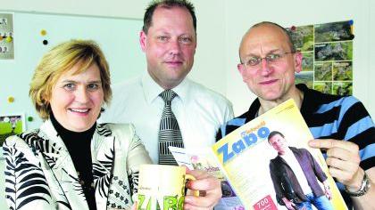 Ulrike Hölldobler-Schäfer vom Bürgerverein, Dieter Höllerer und Helmut Schröder (v. li.) von der Interessengemeinschaft Zabo präsentieren den Jubiläumsbecher zur Pfingstkirchweih. Ulrike Hölldobler-Schäfer vom Bürgerverein, Dieter Höllerer und Helmut Schröder (v. li.) von der Interessengemeinschaft Zabo präsentieren den Jubiläumsbecher zur Pfingstkirchweih.