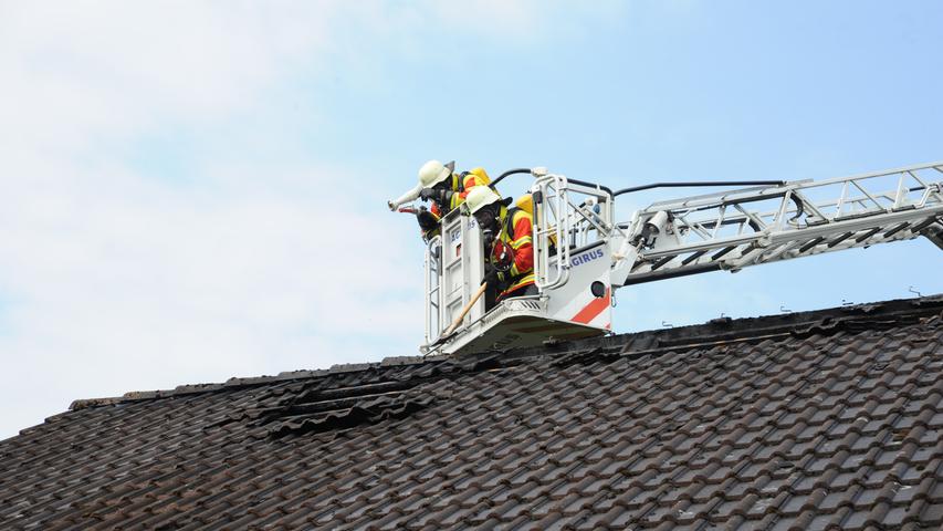 Über 80 Feuerwehrmänner waren nach Kemnath geeilt, um den Brand eines Wohnhauses unter Kontrolle zu bekommen. Das gelang schnell, doch der Schaden scheint immens.