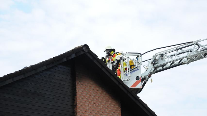 Über 80 Feuerwehrmänner waren nach Kemnath geeilt, um den Brand eines Wohnhauses unter Kontrolle zu bekommen. Das gelang schnell, doch der Schaden scheint immens.