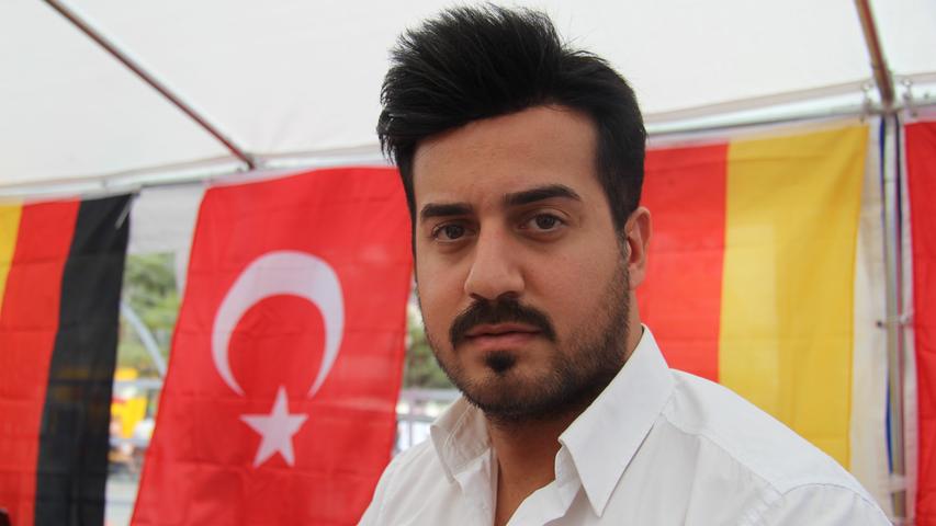 "Dieser Putsch hat Chaos in die Türkei gebracht", prangert Bilal Bora Aydin (26) an: "Die Regierung sollte schwach dastehen. Als wir die Meldungen über den Putsch mitbekommen haben, haben wir sofort eine Demonstration vor dem Türkischen Konsulat in Nürnberg organisiert."