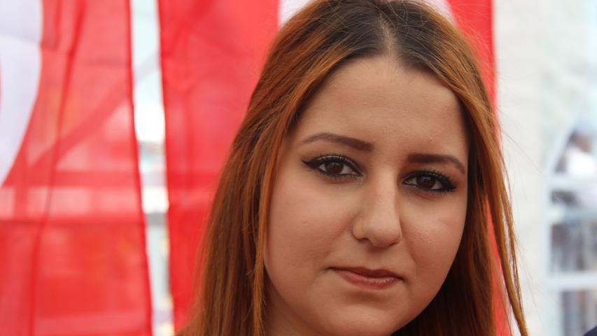 "Es war einfach nur schlimm, was passiert ist", sagt Beste Samurtali (21) zu den Geschehnissen in der Türkei. "Meine Verwandten in der Türkei haben mir erzählt, dass sie Gewehrfeuer gehört haben. Viele sind zum Beten in die Moschee gegangen."