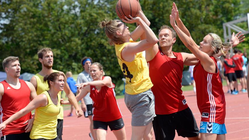 Basketball, Fußball, Handball und Volleyball: Gleich in vier Ballsportarten mussten die Teilnehmer beim 21. Quattroball-Turnier in Forchheim gegeneinander antreten.