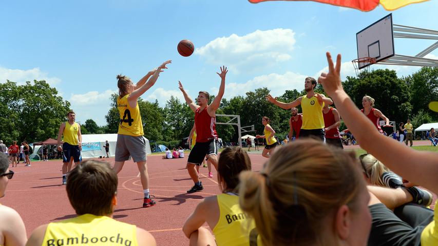 Basketball, Fußball, Handball und Volleyball: Gleich in vier Ballsportarten mussten die Teilnehmer beim 21. Quattroball-Turnier in Forchheim gegeneinander antreten.