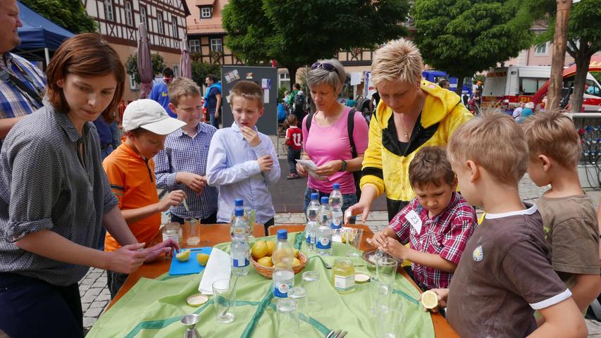 Kinder und Jugendliche ließen sich gerne zum Zitronen-Honig-Mix einladen…