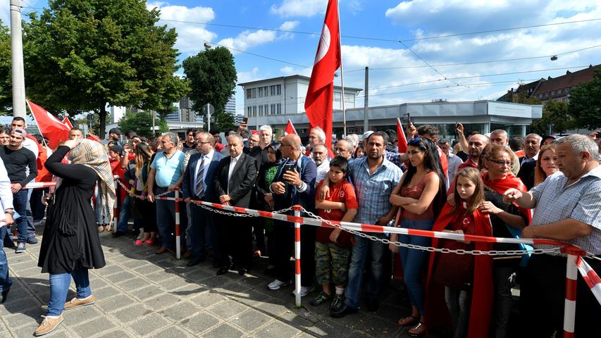 DATUM: 16.07.2016..RESSORT: Lokales Anzeiger..FOTO: Horst Linke ..MOTIV: Demo vor dem türkischen Konsulat gegen den Militärputsch in der Türkei..