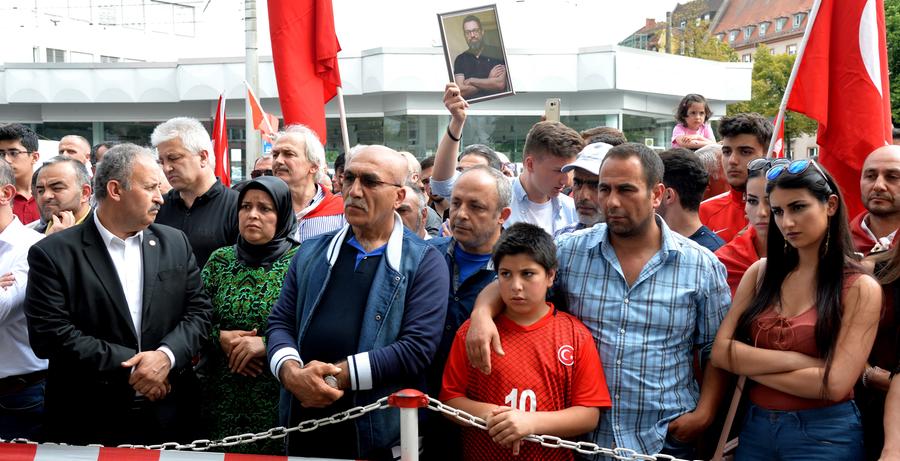 Bei der Anti-Putsch-Kundgebung vor dem türkischen Generalkonsulat hielten einige Teilnehmer Fotos des in Ankara getöteten Nürnbergers Serhat Önder hoch.