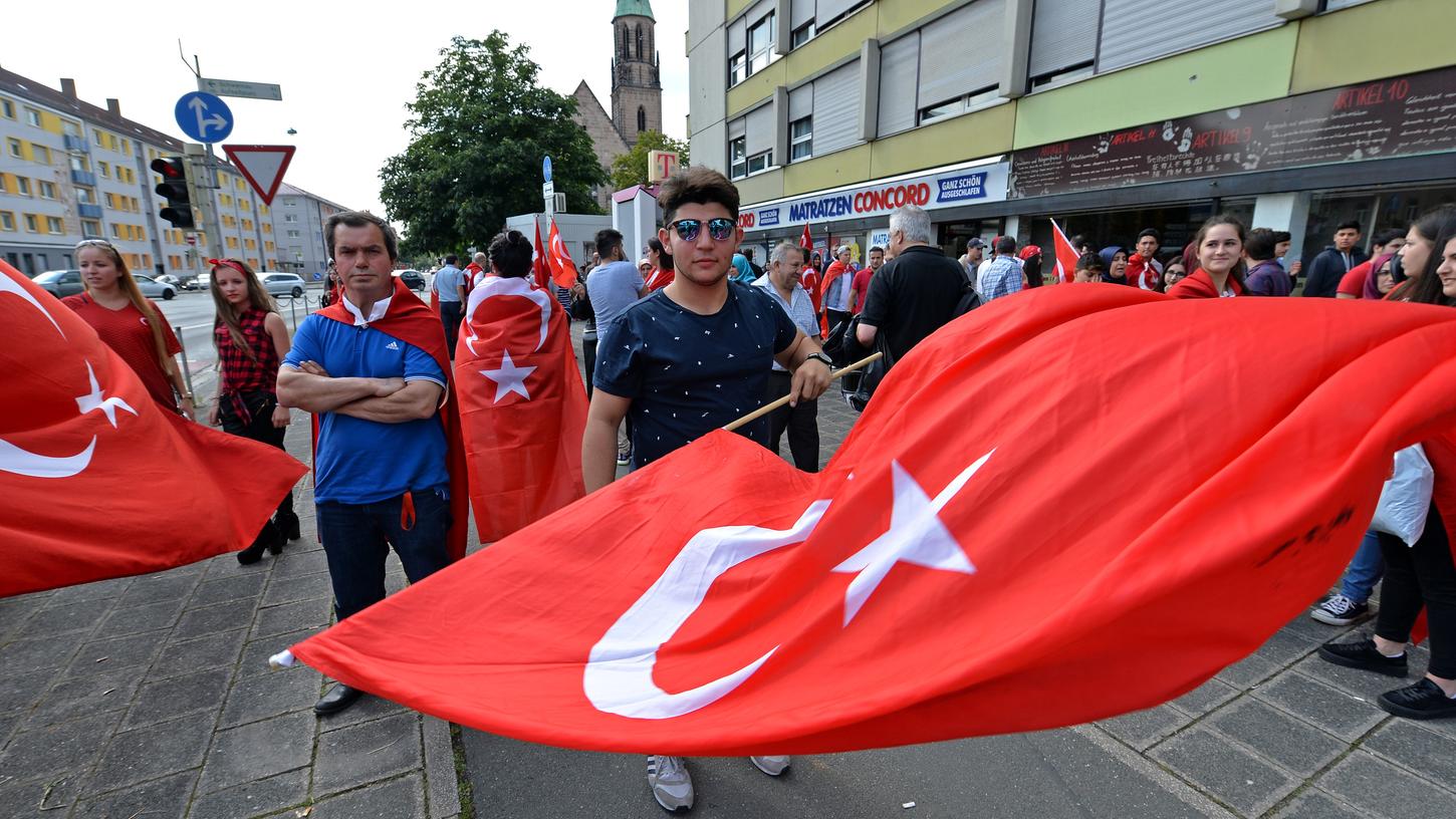 In der Regensburger Straße in Nürnberg dominierte am Samstag die rote Flagge mit dem Mondstern. In der Regensburger Straße in Nürnberg dominierte am Samstag die rote Flagge mit dem Mondstern.