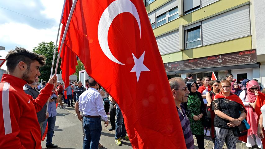 DATUM: 16.07.2016..RESSORT: Lokales Anzeiger..FOTO: Horst Linke ..MOTIV: Demo vor dem türkischen Konsulat gegen den Militärputsch in der Türkei..