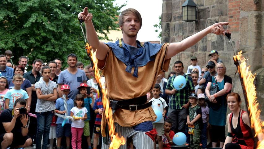 Feuershow bei bester Aussicht: Fest auf Nürnberger Kaiserburg