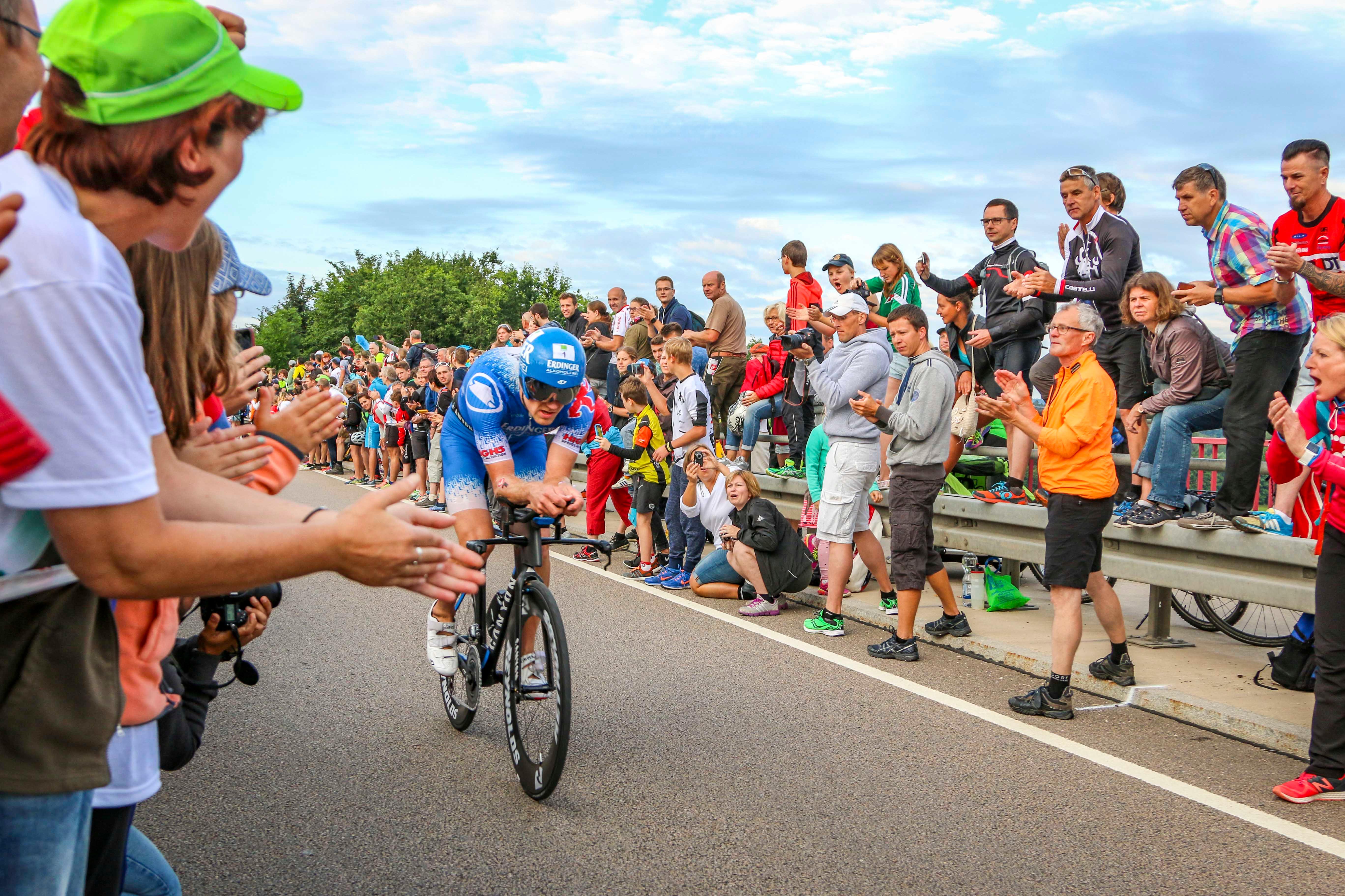 Jedes Jahr blickt die ganze Sportwelt einmal auf Roth im Süden Mittelfrankens - wenn Triathleten von überall her zum Challenge antreten und sich den Solarer Berg hoch plagen.