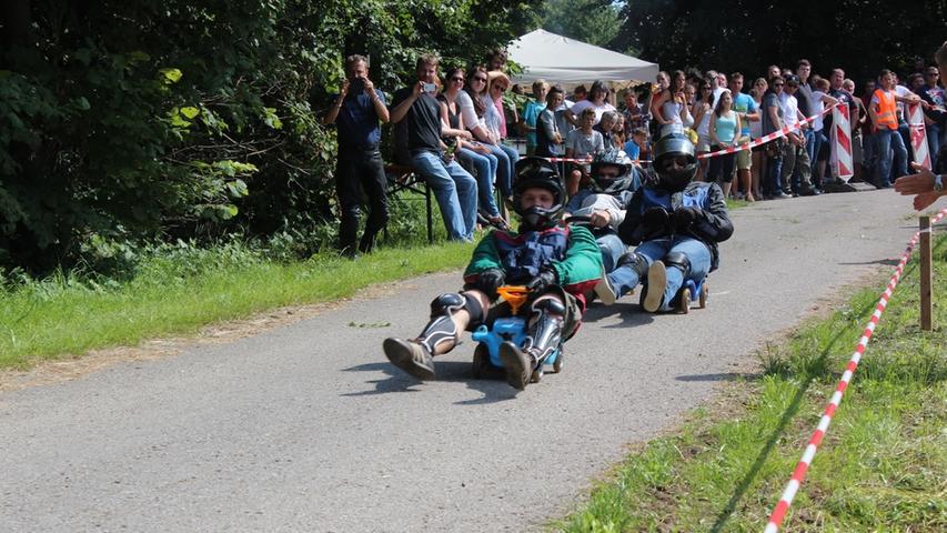 Es ist nicht ganz ernst gemeint, und doch geben die Teams alles: Das Bobbycarrennen zum Heidecker Heimatfest sorgt für jede Menge Gaudi. Am Ende siegte wieder das Team "Buxe Voll.