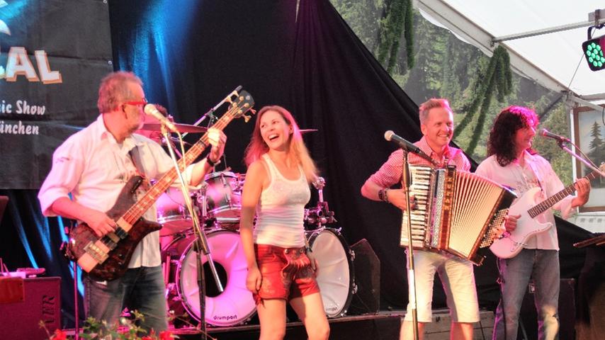 Die Band „Tropical Rain“ aus München machte am Samstagabend Partystimmung im Treuchtlinger Festzelt.