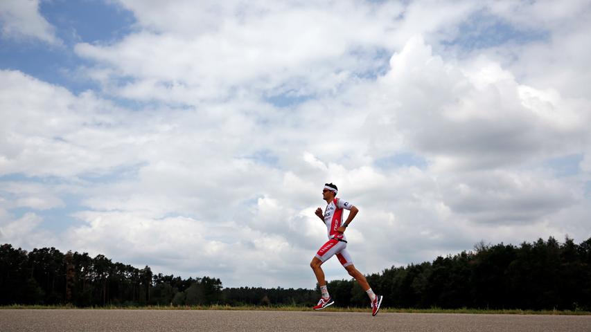 ...startete in die letzte Disziplin. 42,195 Kilometer lagen noch zwischen dem Kölner und dem neuen Weltrekord. "Spätestens ab der Hälfte der Marathonstrecke war mir klar, dass das mit dem Weltrekord klappen muss", kommentierte Frodeno nach dem Rennen.