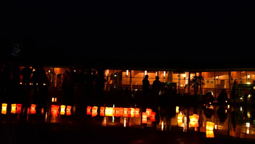 Rund 350 Besucher kamen zur ersten Sommernacht im Forchheimer Königsbad. Schwimmen gegangen sind 250 Lichter, jedoch keiner der Gäste. Eine temporeiche Feuershow bot Feuerkünstler Manolo, musikalisch unterhielt die Swingaraiders Bigband.