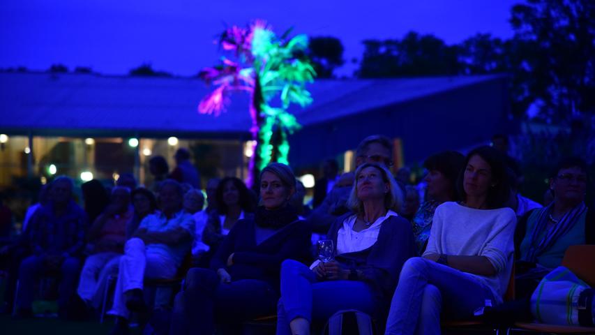 Rund 350 Besucher kamen zur ersten Sommernacht im Forchheimer Königsbad. Schwimmen gegangen sind 250 Lichter, jedoch keiner der Gäste. Eine temporeiche Feuershow bot Feuerkünstler Manolo, musikalisch unterhielt die Swingaraiders Bigband.