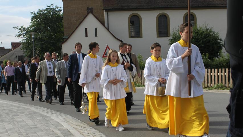 Der kleine Festzug zu Ehren der Straße führte von der Kirche zum Gemeindehaus und wurde angeführt von den Ministranten und den Ehrengästen.