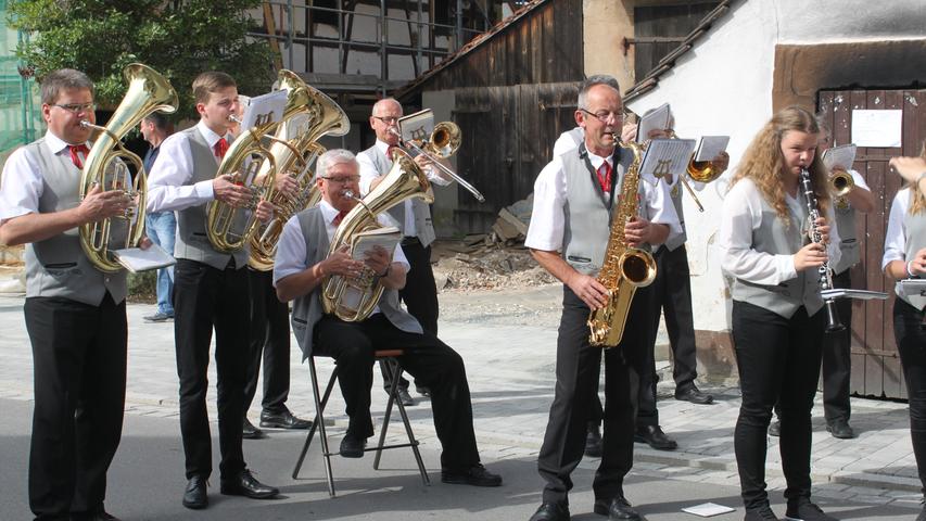Am Dorfhaus warteten schon die Musikanten der Bläsergruppe Pautzfeld und spielten feierliche Blasmusik.