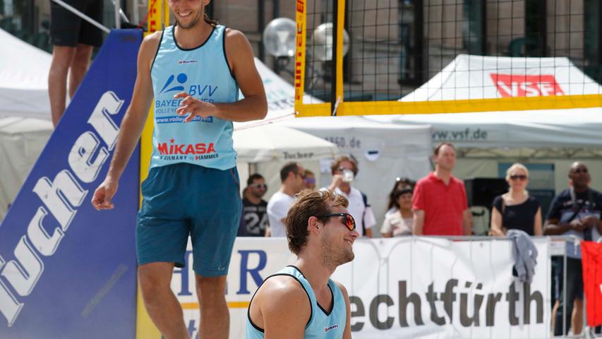 Das Beachvolleyballturnier ist zurück auf der Fürther Freiheit: Drei Tage lang hechteten die Sportler auf 350 Tonnen Sand dem Ball und dem Sieg hinterher - mitten in der City. Hier: Mirko Herrmann und Max Kaduk im Endspiel.