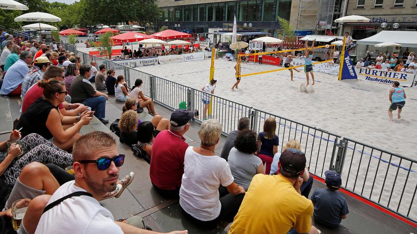 Das Beachvolleyballturnier ist zurück auf der Fürther Freiheit: Drei Tage lang hechteten die Sportler auf 350 Tonnen Sand dem Ball und dem Sieg hinterher - mitten in der City.