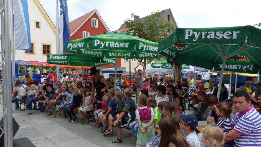 Jippiieehh: Hoch her ging es beim Kinderland der Neumarkter Nachrichten beim Freystädter Stadttorfest. Hier werden Sie unterhalten.