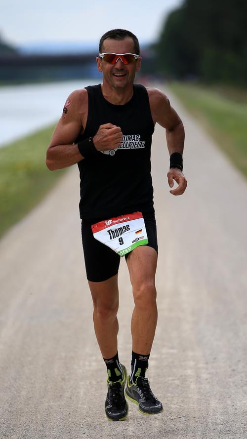 Die letzten 42,195 Kilometer des Challenge: Sportler auf der Laufstrecke