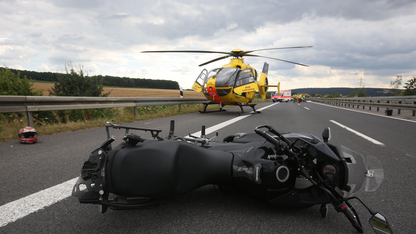 Am Sonntagnachmittag kam ein Motorradfahrer auf der A73 bei Ebenfeld ums Leben. Der zweite liegt verletzt im Krankenhaus.