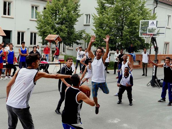 Auch wenn die meisten jugendlichen Flüchtlinge noch nie Basketball gespielt hatten, kam es beim ersten Streetballturnier der Berufsschule zu packenden Szenen und vielen schönen Körben. Auch wenn die meisten jugendlichen Flüchtlinge noch nie Basketball gespielt hatten, kam es beim ersten Streetballturnier der Berufsschule zu packenden Szenen und vielen schönen Körben.