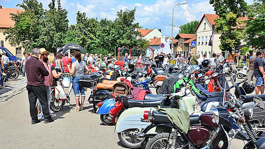 220 „Vespa“-Fans trafen sich in Weißenburg