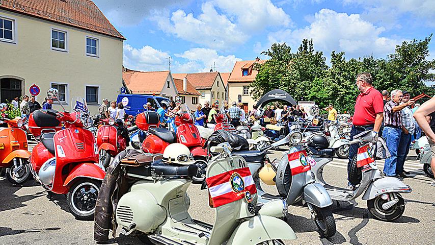 220 „Vespa“-Fans trafen sich in Weißenburg