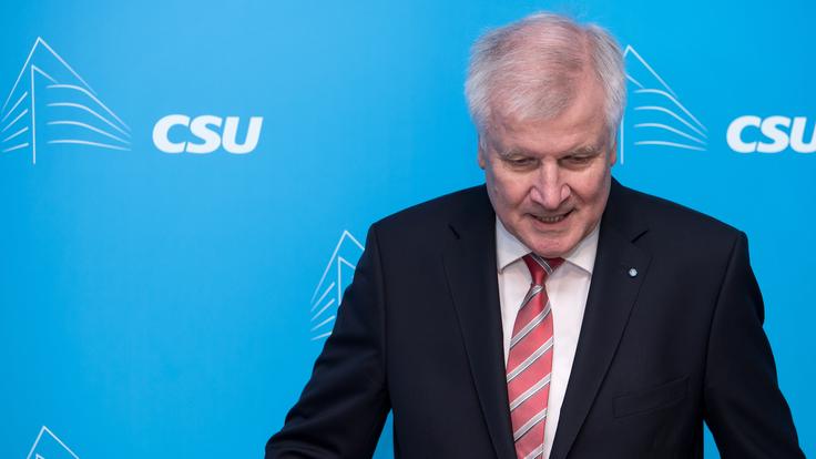 Keine Regierungsbeteiligung ohne Flüchtlingsobergrenze: CSU-Chef Seehofer will nur dann in eine Koalition eintreten, wenn die Aufnahme von Flüchtlingen begrenzt wird.