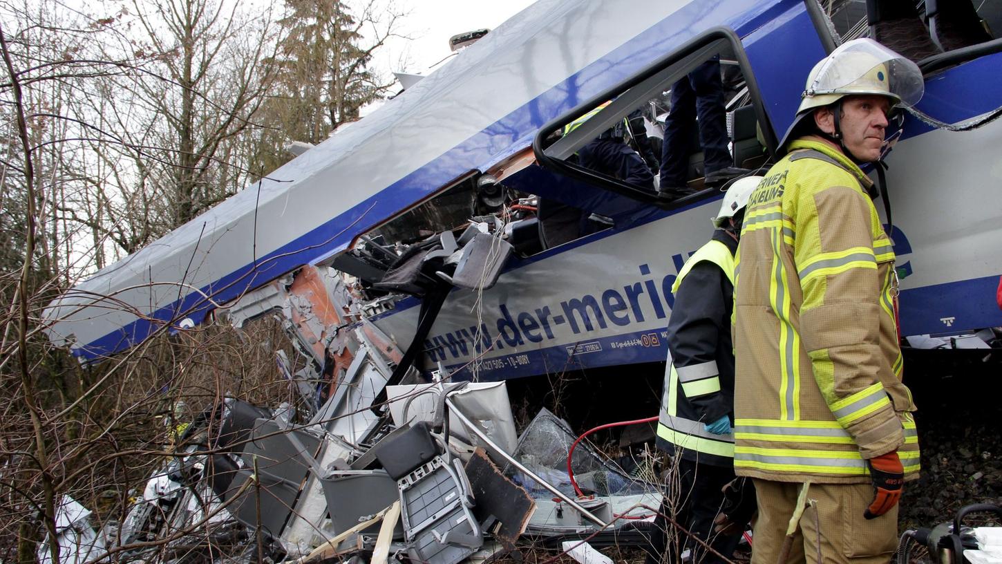 Rettungskräfte am 9. Februar 2016 an der Unfallstelle eines Zugunglücks in der Nähe von Bad Aibling: Gegen den Fahrdienstleiter wird nun Anklage erhoben.
