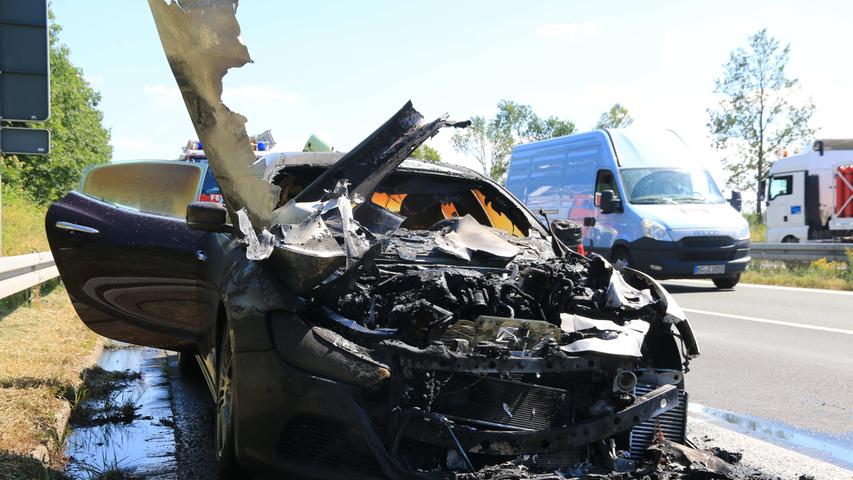 Technischer Defekt: Maserati fängt auf A73 Feuer