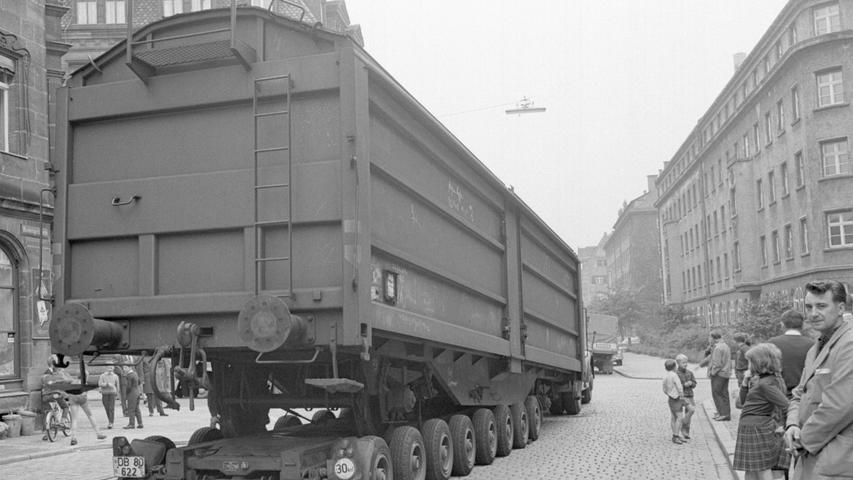 Weil der Fahrer der Zugmaschine plötzlich bremsen mußte, rutschte der 35 Tonnen schwere Waggon auf dem sog. Culemeyer-Wagen nach vorne und durchbrach seine Verankerung.  Hier geht es zum Artikel vom 20. Juli 1966: "Tausendfüßler" gestrandet.