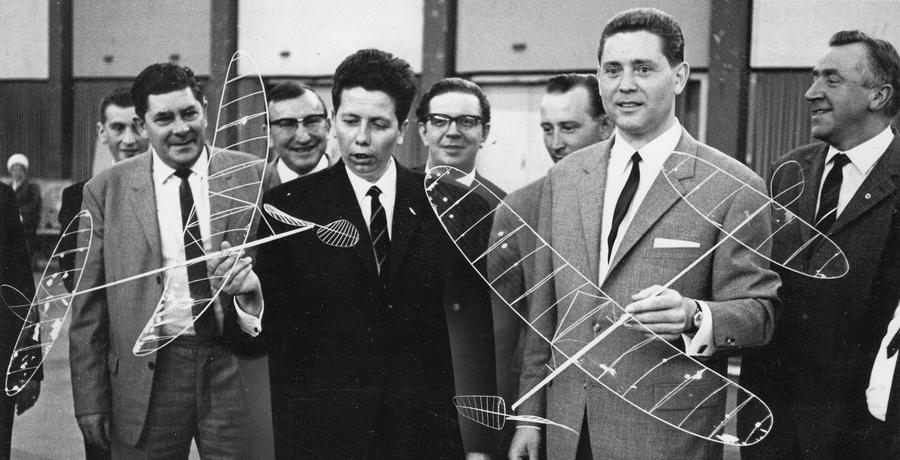 Die erfolgreichen Modellflieger Hans Beck (2. v. links) und Werner Strattner.   Hier geht es zum Artikel vom 
 23. Juli 1966: Superleichter "Vogel".