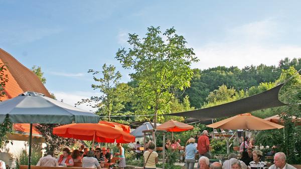 Wir präsentieren: unseren Platz 15. Der Biergarten des Gasthofs Seitz in Thuisbrunn in der Fränkischen Schweiz gehört zur 2007 gegründeten Brauerei Elch-Bräu. In dem stufenartig angelegten Biergarten finden sich viele schattige Plätze. Der Biergarten ist bei gutem Wetter beliebtes Wanderziel - er liegt am bekannten Fünf-Seidla-Steig.