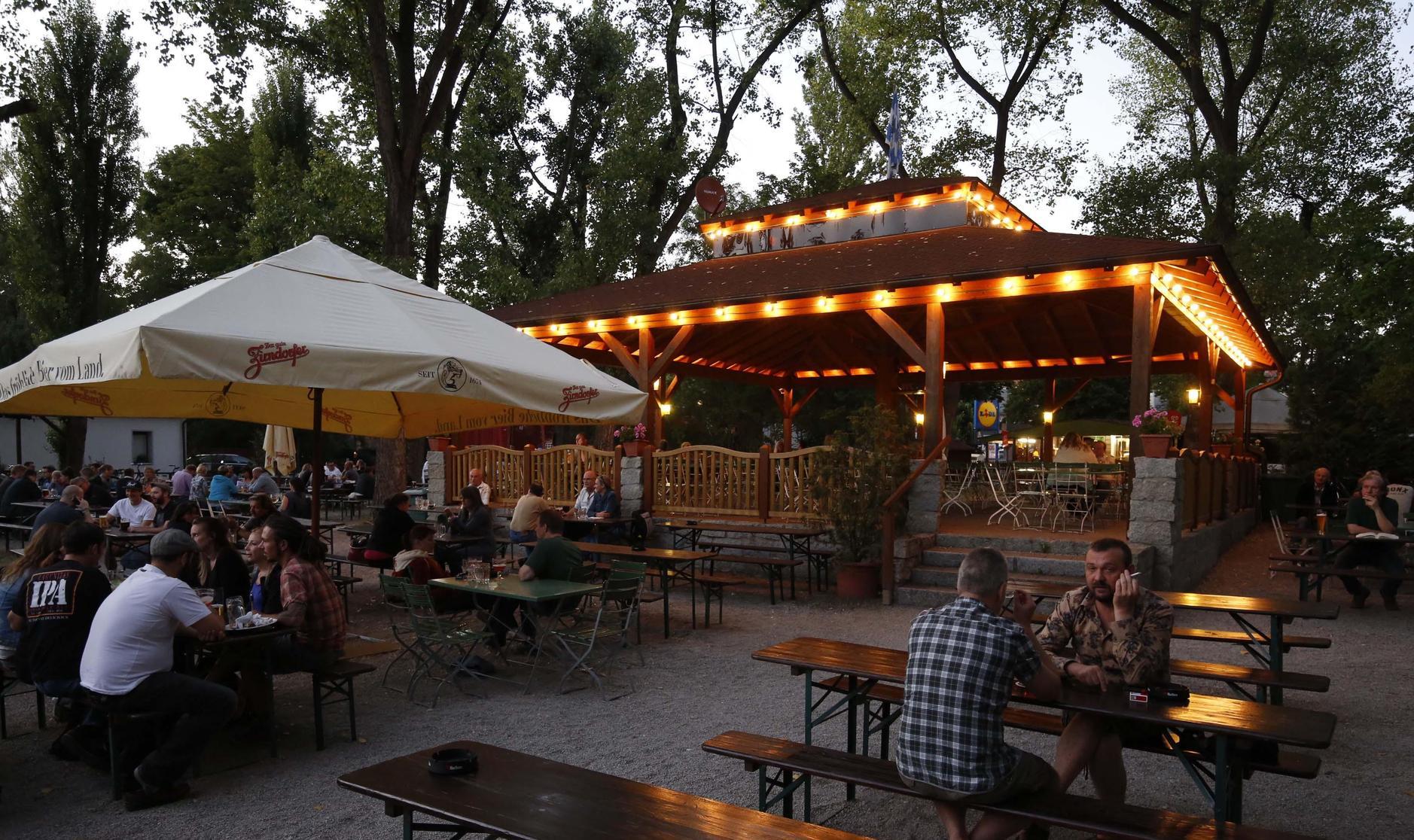 Mitten in der Nürnberger Südstadt findet sich der Biergarten "Hummelsteiner Park". Unter rund 40 alten Laubbäumen können unterschiedliche Biere getrunken werden. Der "Weiße Hase" aus Augsburg, ein naturtrübes Weißbier vom Fass, ist der Kassenschlager. Eine kleine Auswahl an Speisen wird aus einem Kiosk heraus verkauft, aber auch Selbstverpflegung ist okay - Pizza im Karton ist tabu. Ein großer Kinderspielplatz ist für die Kleinen geboten. Der Biergarten hat täglich geöffnet, aber nur bei gutem Wetter.