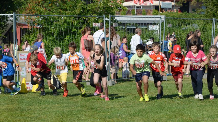 Beim 17. Schülertriathlon rund um das Höchstadter Freibad und das Eissatdion haben sich 656 Schülerinnen und Schüler im Schwimmen, Radfahren und Laufen gemessen. Im Vordergrund stand dabei der Spaß am Sport. Die Kinder liefen einzeln oder in Staffeln.
