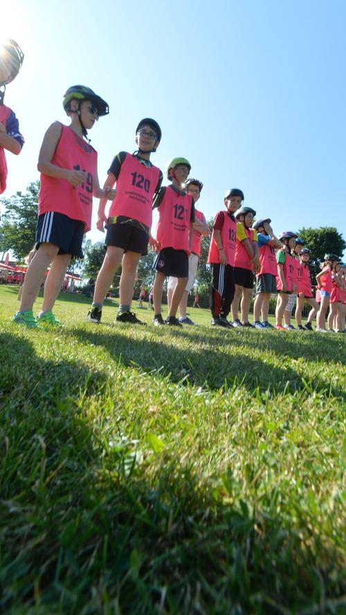 Beim 17. Schülertriathlon rund um das Höchstadter Freibad und das Eissatdion haben sich 656 Schülerinnen und Schüler im Schwimmen, Radfahren und Laufen gemessen. Im Vordergrund stand dabei der Spaß am Sport. Die Kinder liefen einzeln oder in Staffeln.