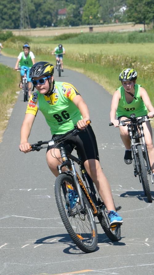 Beim 17. Schülertriathlon rund um das Höchstadter Freibad und das Eissatdion haben sich 656 Schülerinnen und Schüler im Schwimmen, Radfahren und Laufen gemessen. Im Vordergrund stand dabei der Spaß am Sport. Die Kinder liefen einzeln oder in Staffeln.