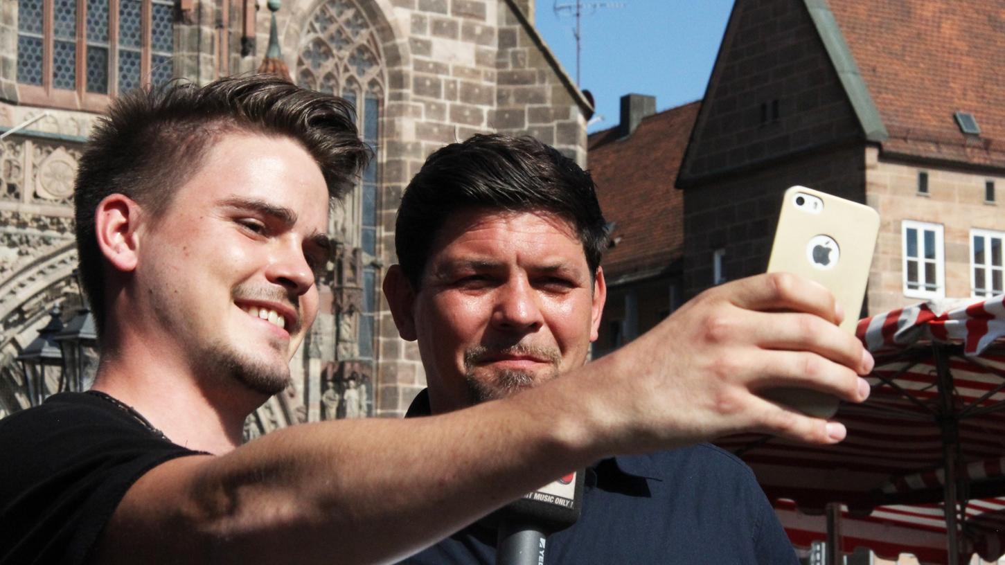 Mit seiner Sendung " Karawane der Köche" machte Tim Mälzer auch in Nürnberg auf dem Hauptmarkt Halt. Mit seiner Sendung " Karawane der Köche" machte Tim Mälzer auch in Nürnberg auf dem Hauptmarkt Halt.
